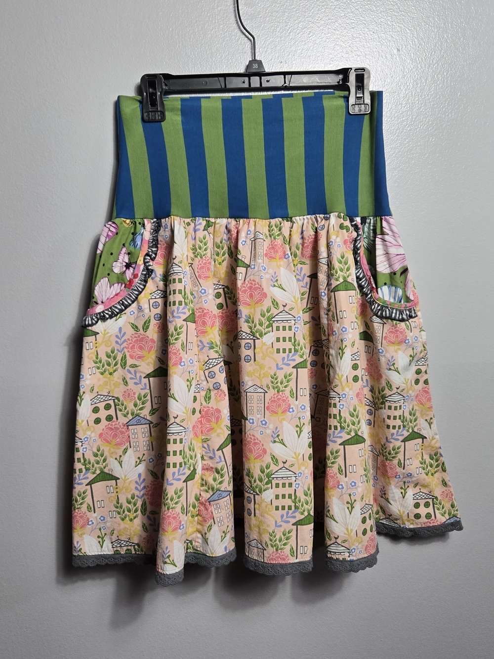 Matilda Jane Women's Stripe Waist Floral House Village Pocket Skirt Size Medium